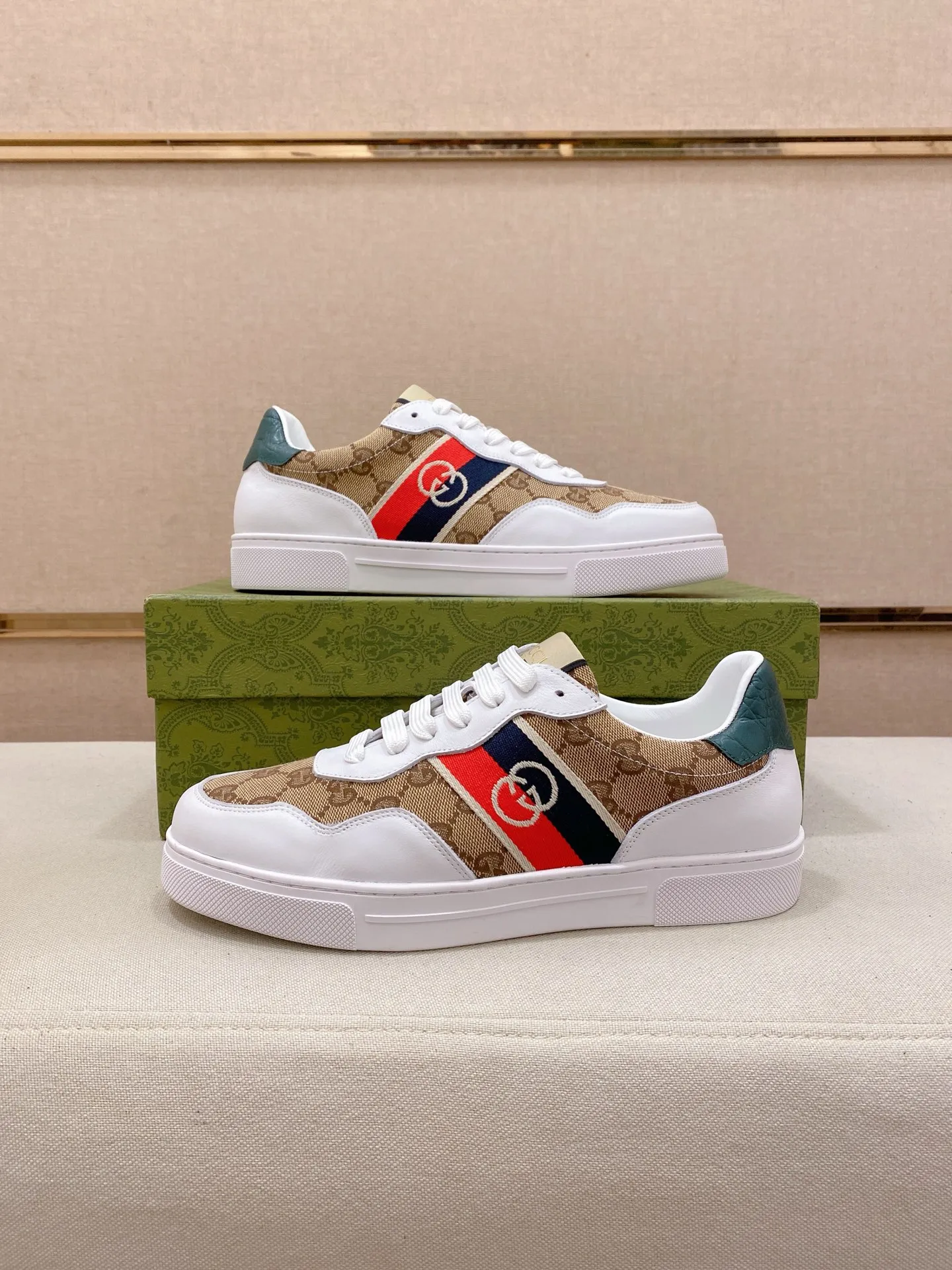 Factory price: 400💰 (GUCCI) The latest model from the official website 🎁🎁Casual and fashionable men's shoes👟, hot style💥The version is simple and elegant, exclusive for trendy men. Unique latest brand elements from the official website👑Original decoration, fashionable and generous, the fabric is original cowhide ✅Sheepskin lining, the official website specifies wear-resistant casual outsole, the classic model is taken in kind at the counter🎬38-44 (45 is not returned or exchanged when customized)